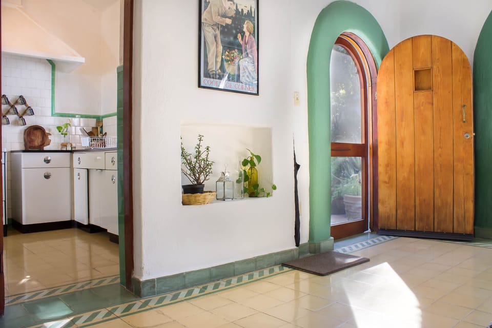 Vista parcial de entrada y cocina/ Partial  view of entrance and kitchen