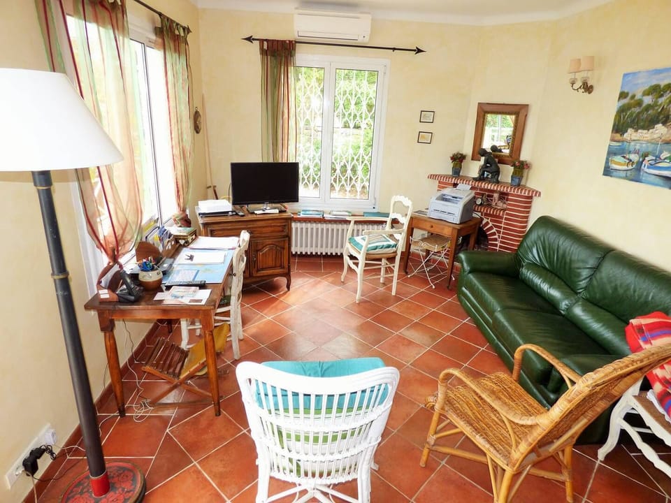 Sea view, 400 m from the beach and the port, air conditioning, Wifi House in French Riviera