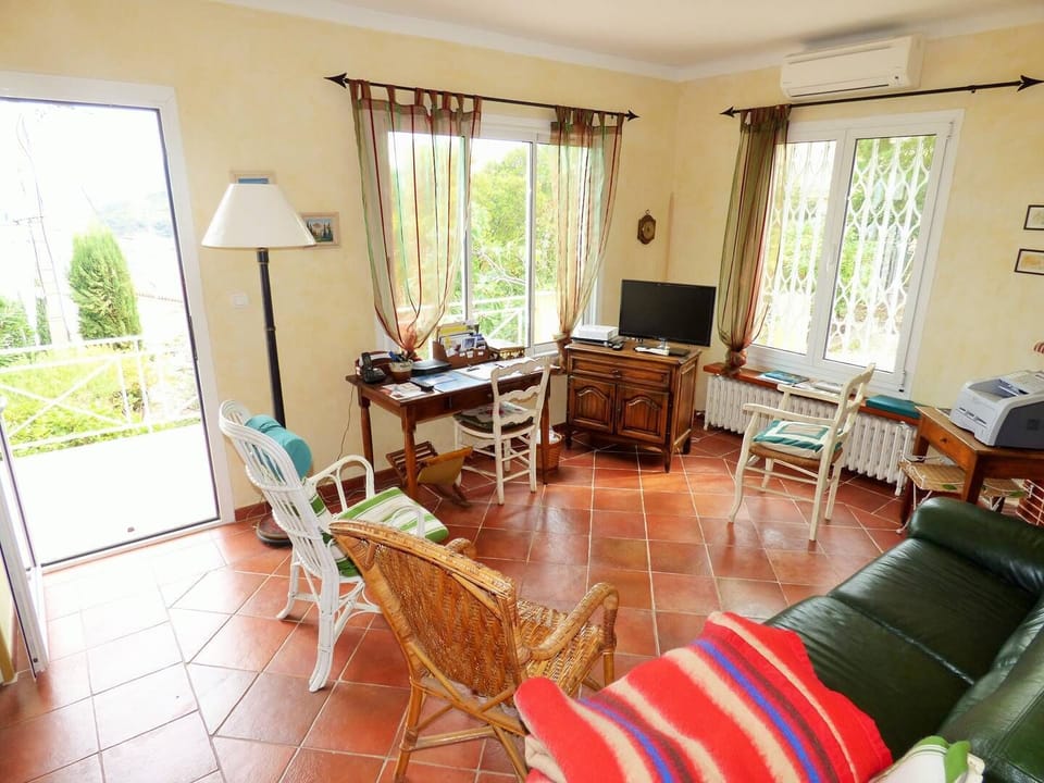 Sea view, 400 m from the beach and the port, air conditioning, Wifi House in French Riviera