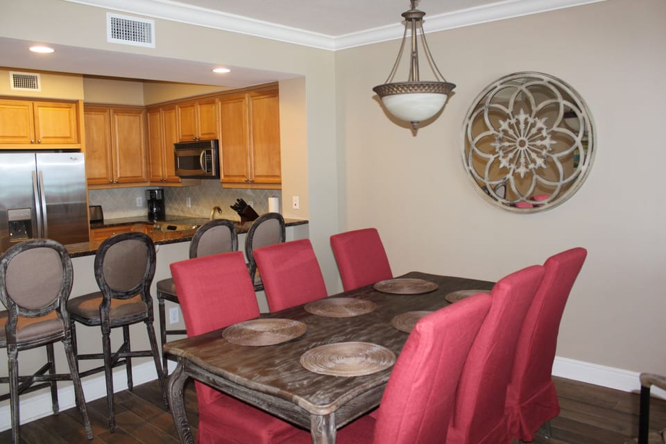 Seating for six at the dining table