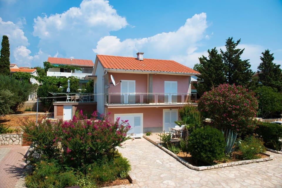 House, apartment on the 1st floor