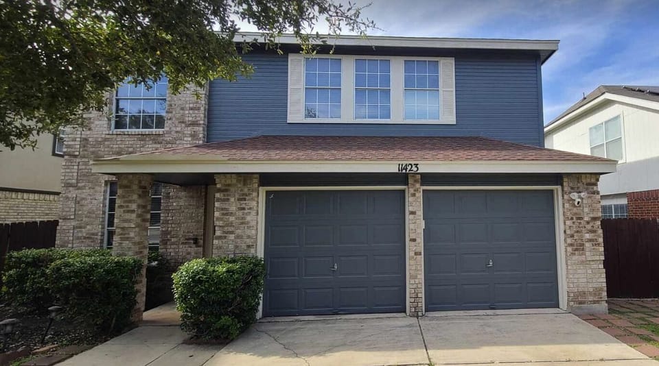 Beautiful 4 bedrooms 2.5 bath, all bedrooms are located upstairs