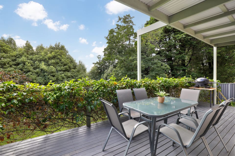 Alfresco dining and natural gas BBQ.