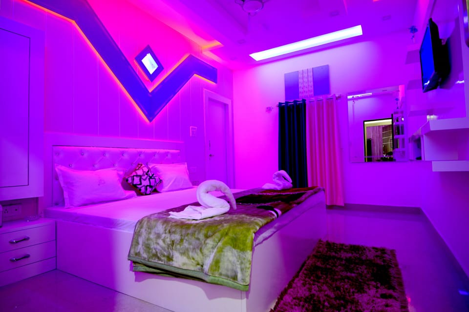 KING DELUXE DOUBLE ROOM