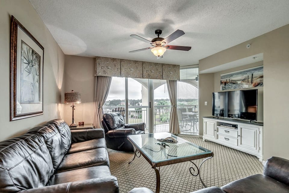 Spacious living room 