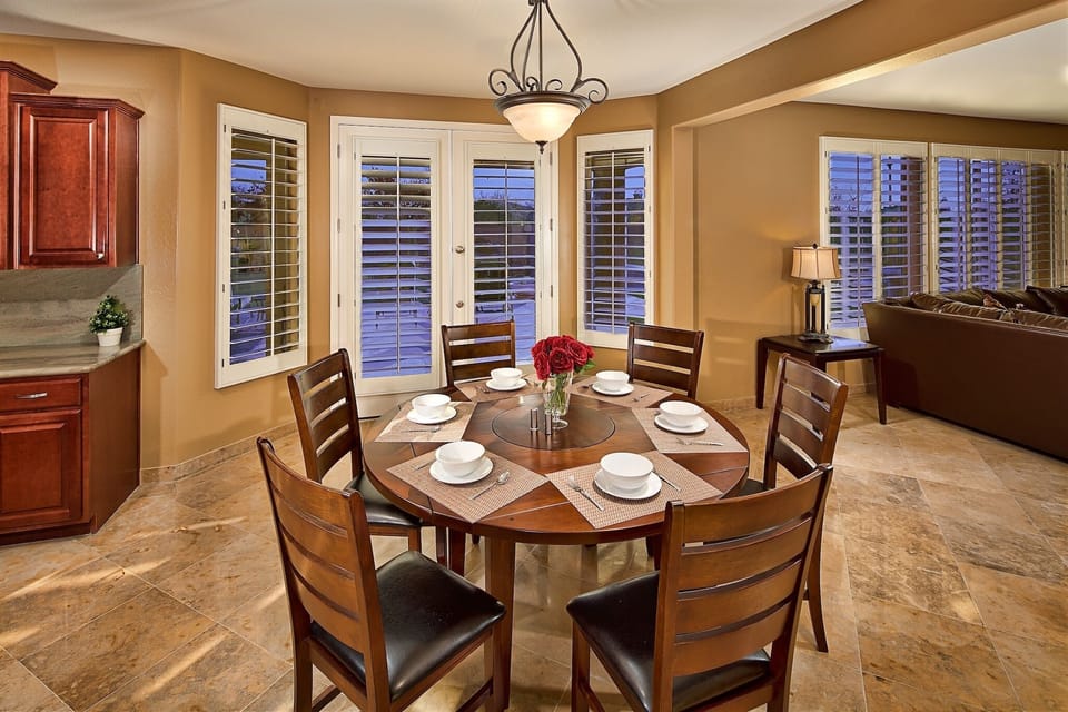 Kitchen eating area.