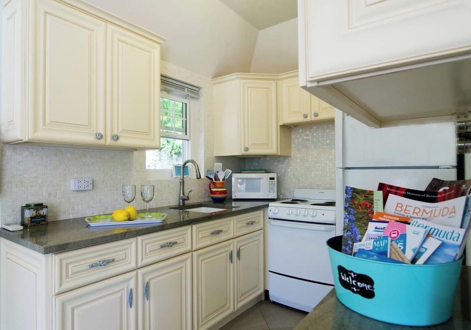"This cottage offers everything to have an amazing stay in Bermuda!! Great location, close to transit and the beautiful city of Hamilton. Cottage has all amenities one could need". Janelle, April 2017