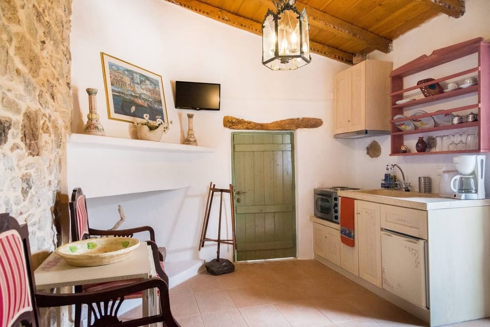 Elegant room with traditional furniture. It has a private WC with shower, a large fireplace, a beautiful kitchenette with fridge and a private entrance.