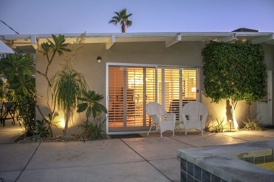 Open floor plan, easy access to yard and pool. 
