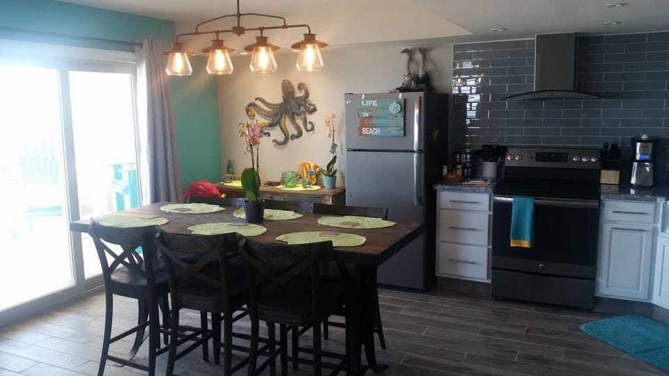 Dining area seats 6