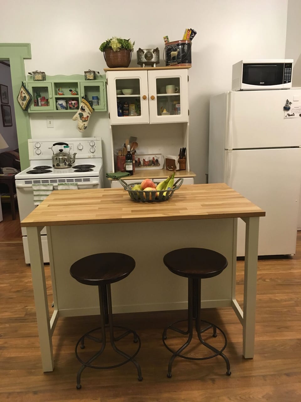 Updated Farmhouse kitchen- Island with adjustable stools
