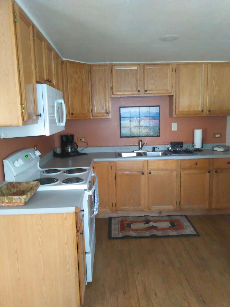 Kitchen: Oven/Stove, Microwave, Toaster Oven, Coffee Maker, Coffee Grinder