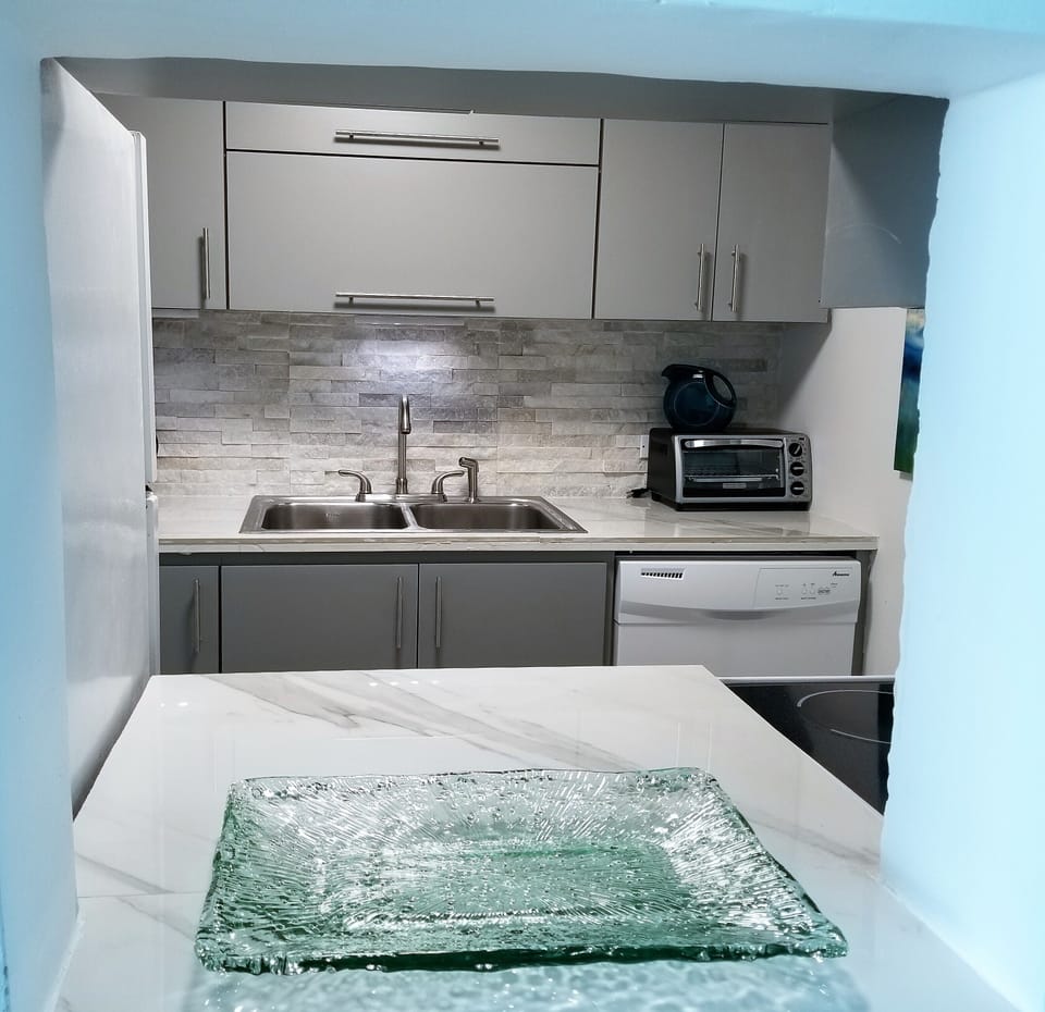 YES,it is a beautiful kitchen!
