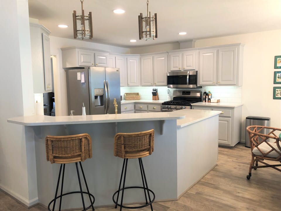 Additional seating for 2 at the bar. 