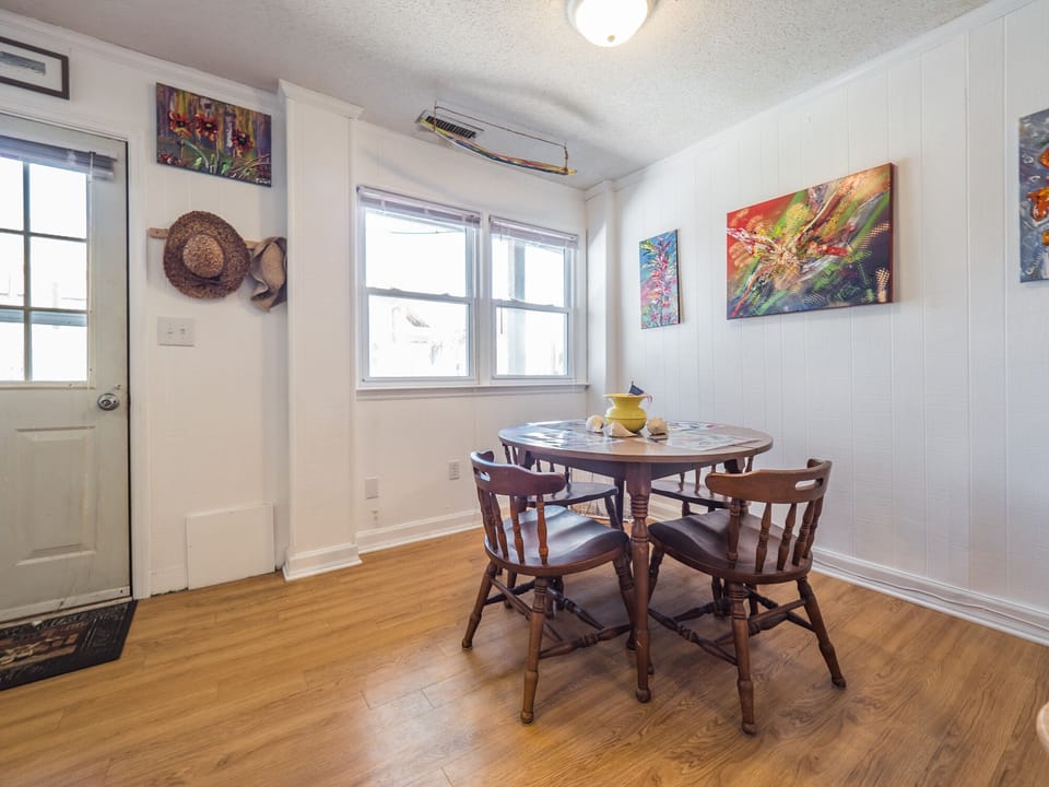 Downstairs Dining Area – Seating for Four
