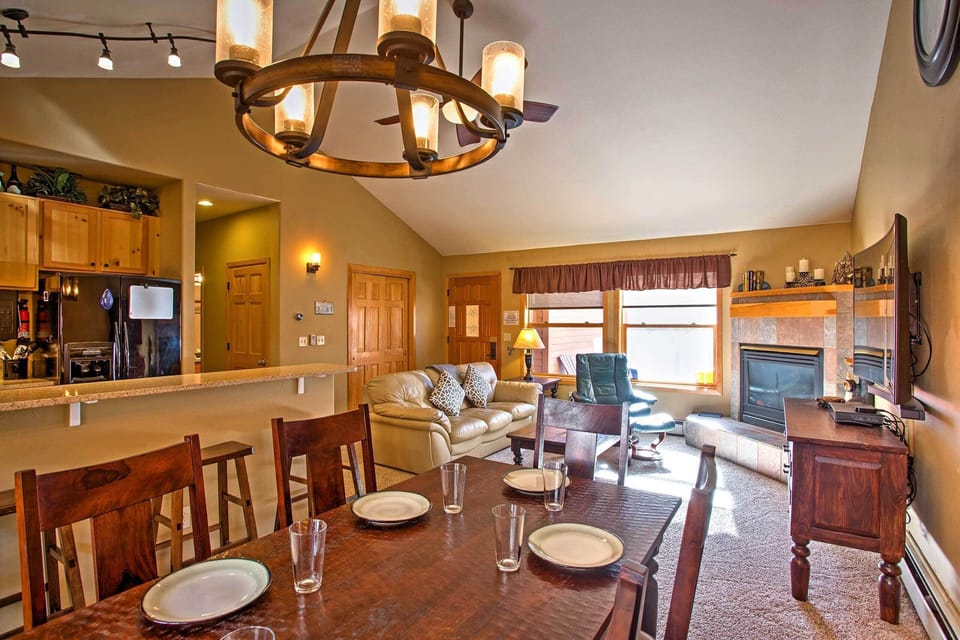 Dining Area | Ground-Floor Condo | Fireplace | Nearby Hiking & Boating