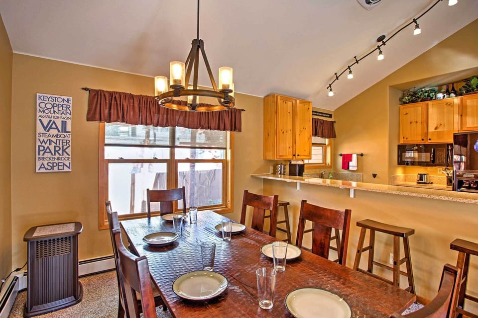 Dining Area | Dishware/Flatware Provided