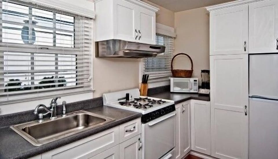 Immaculate Kitchen w/fridge-stove-micro-coffee maker-blender-toaster-everything!