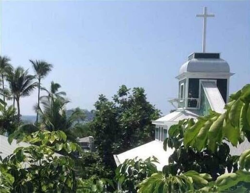 peek-a-boo views of ocean from private lanai - can you see the cruise ship?