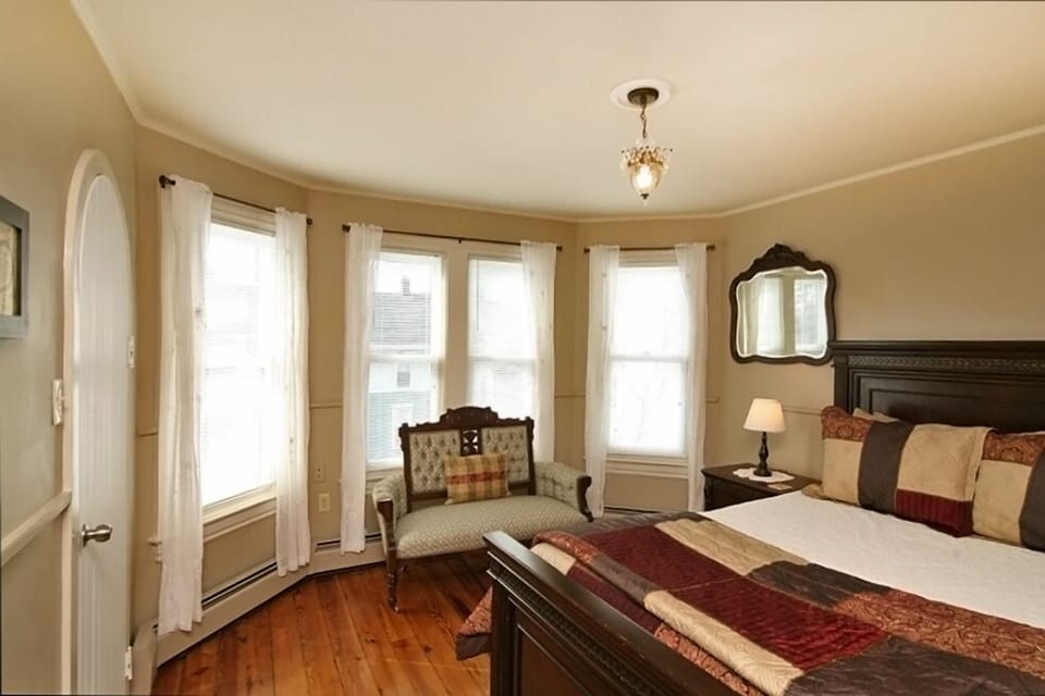 Main bedroom with en suite shower room