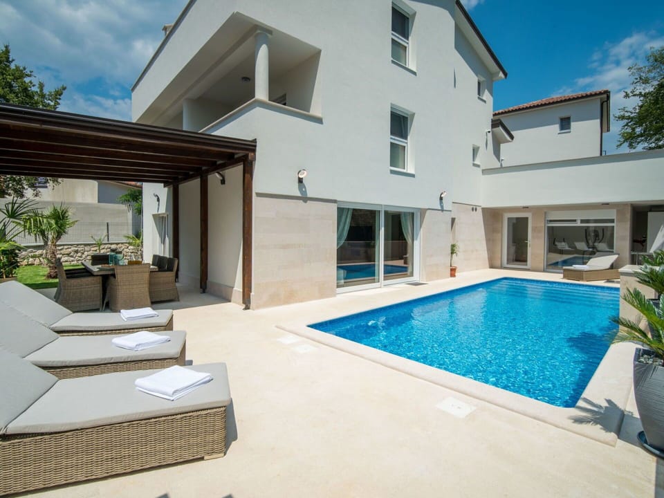 Property, House, Building, Home, Real Estate, Swimming Pool, Residential Area, Architecture, Villa, Estate
