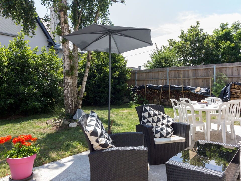 Plant, Property, Furniture, Table, Chair, Tree, Flowerpot, Sky, Umbrella, Outdoor Furniture