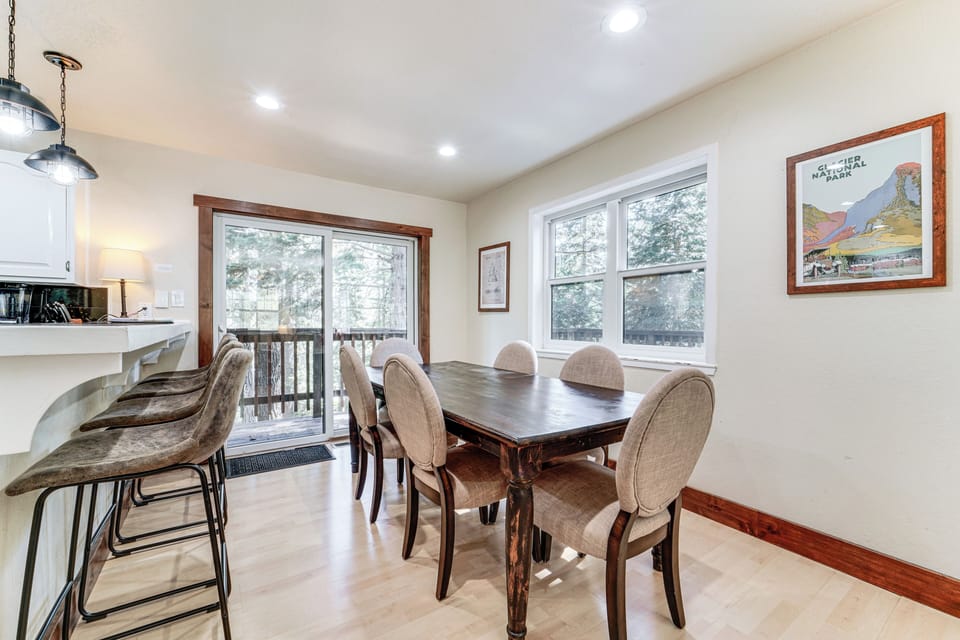 Dining Area | Dishware/Flatware Provided