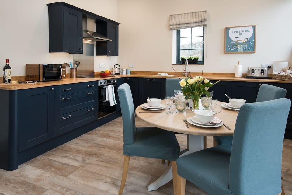 The Byre at Reedsford - kitchen and dining area
