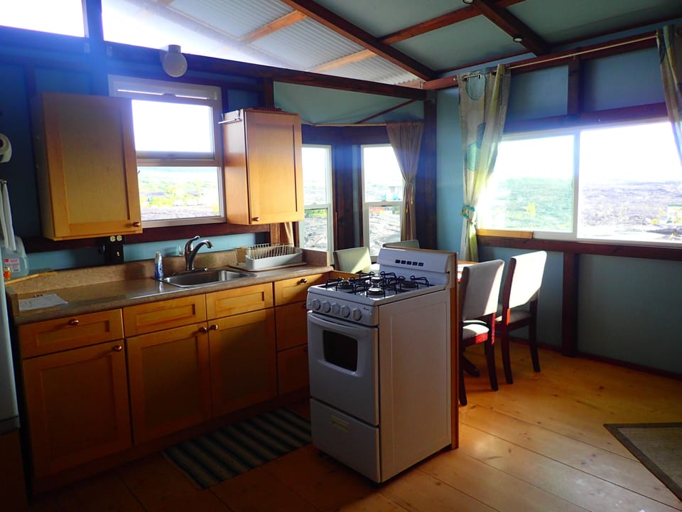 fully equiped kitchen with great view - the cozy studio cottage has everything you need for your stay