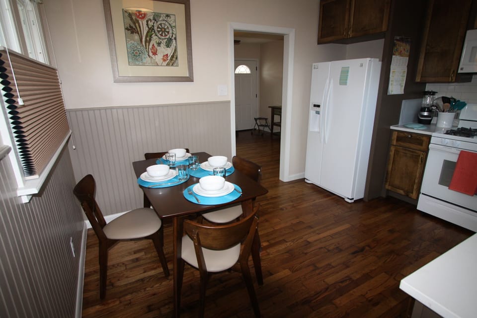Kitchen eating area
