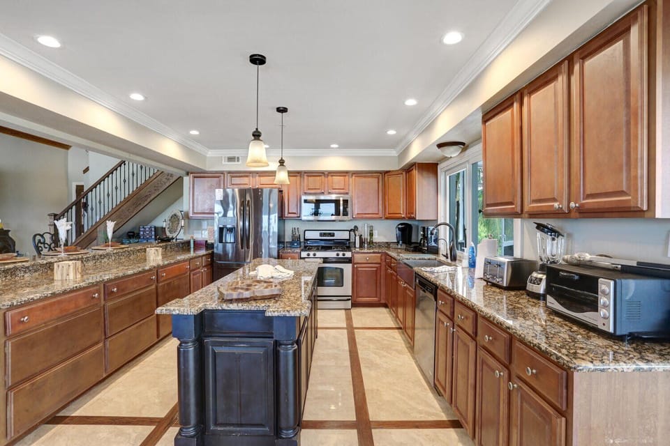 Vacanza Rentals - Villa Island Getaway - Kitchen