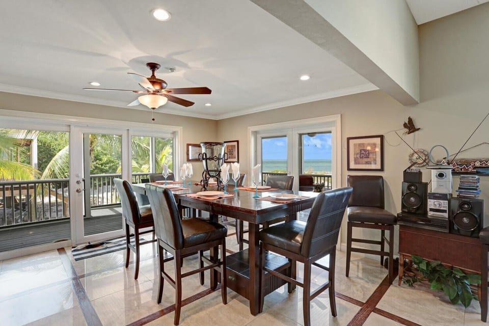 Vacanza Rentals - Villa Island Getaway - Dining area