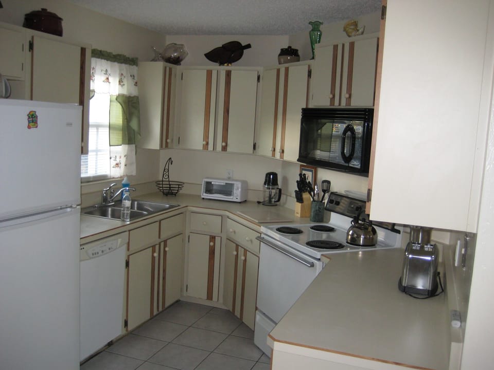 Full Kitchen - Complete with Dishes/Flatware/Pots &Pans/Platters/Bowls