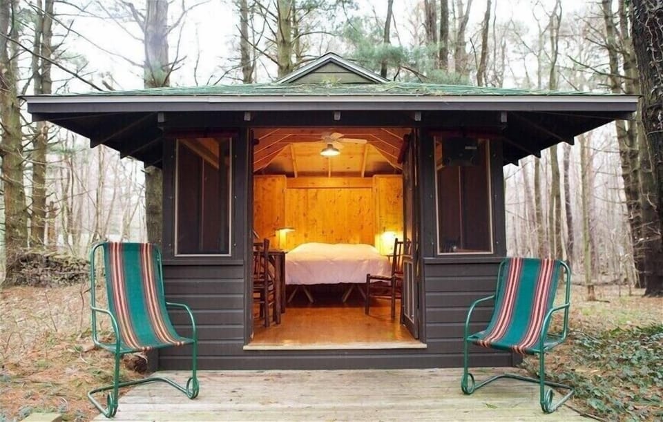 Sleeping pavilion with queen bed 