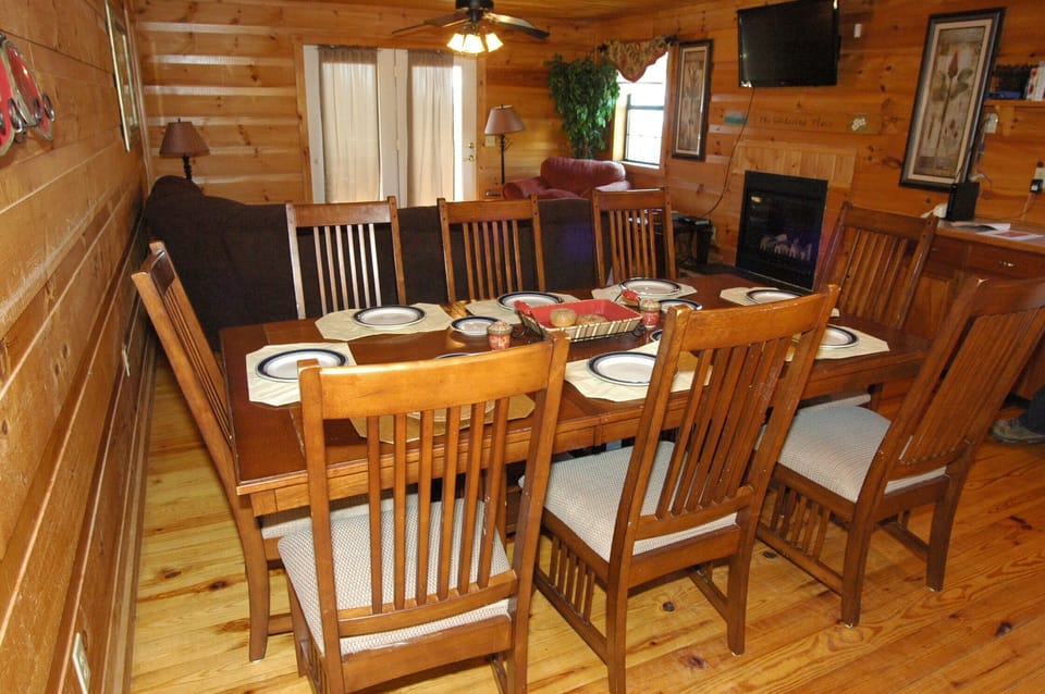 Seating for 8 / Dining & Living room