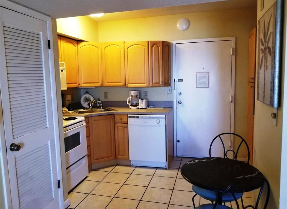 Kitchen complete with dishwasher