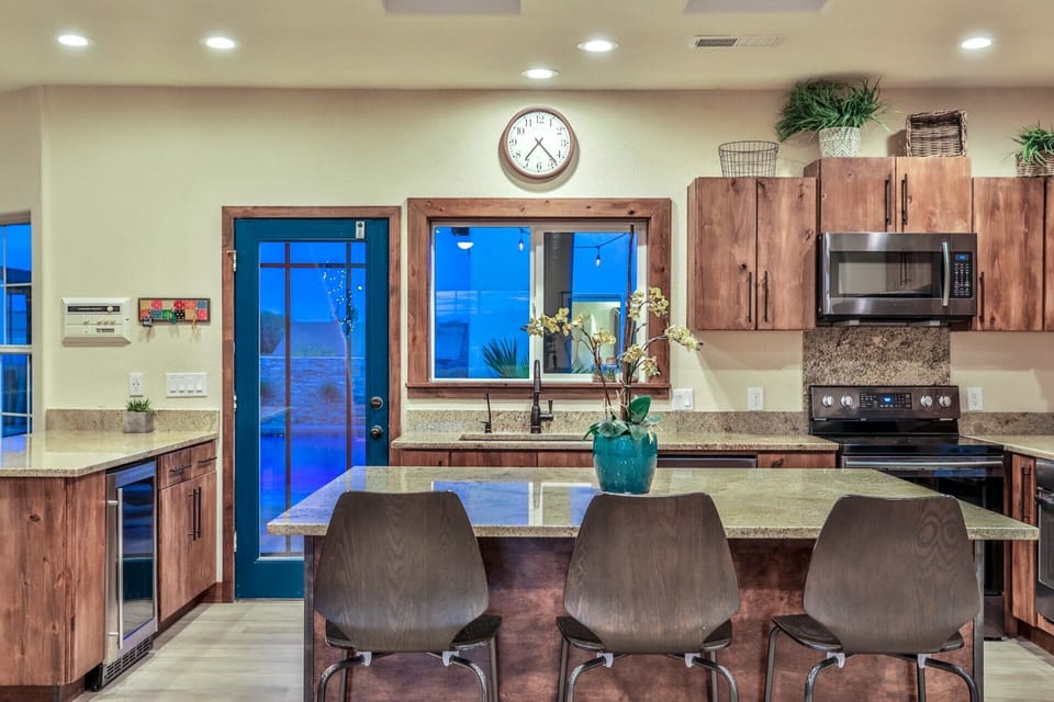 Kitchen Remodeled ('18) New Samsung Appliances, w/ a Large Island and Peninsula