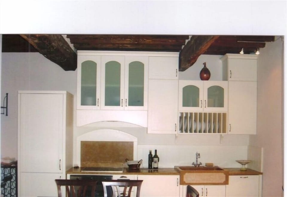 Full Kitchen w/ clothes washer dryer and dishwasher, fully equipped for gourmet