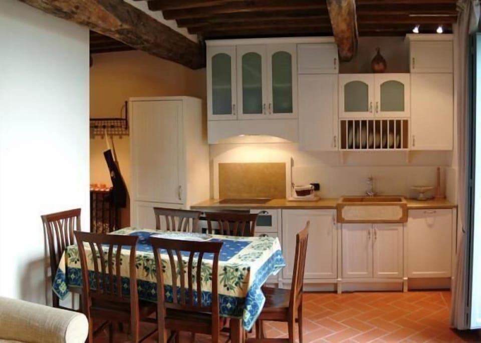 Fully equipped cucina and dining table extends to service for 8 