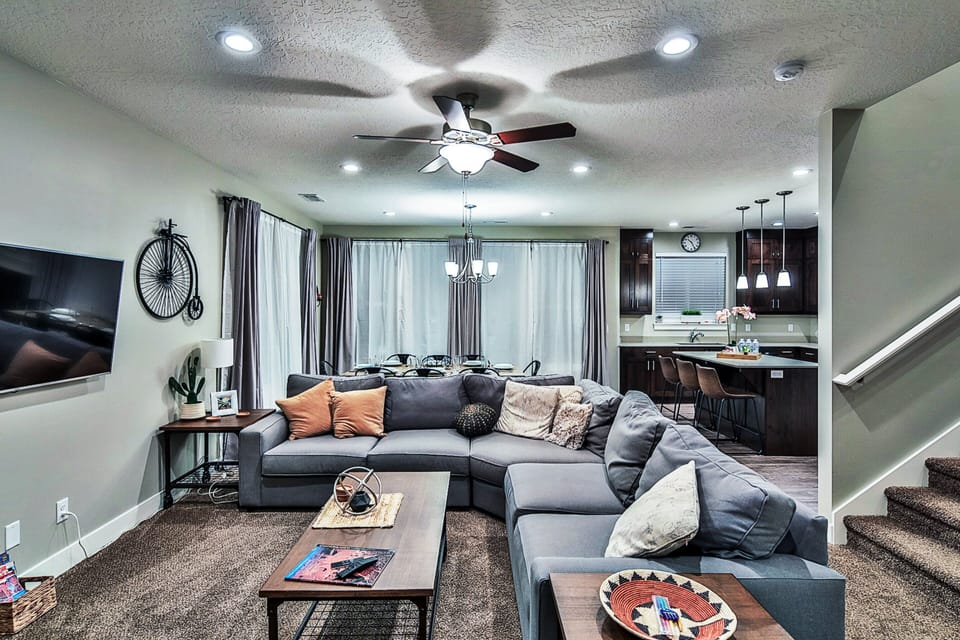 Family Room 4K TV, Apple TV, NETFLIX, HULU, HBO, SHOWTIME, STARZ, CINEMAX, ETC.