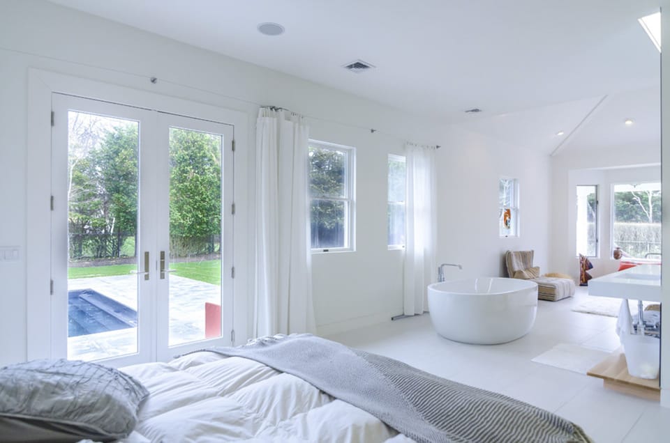 Master bedroom 
Air tub king size bed 
Orthopedic mattresses 