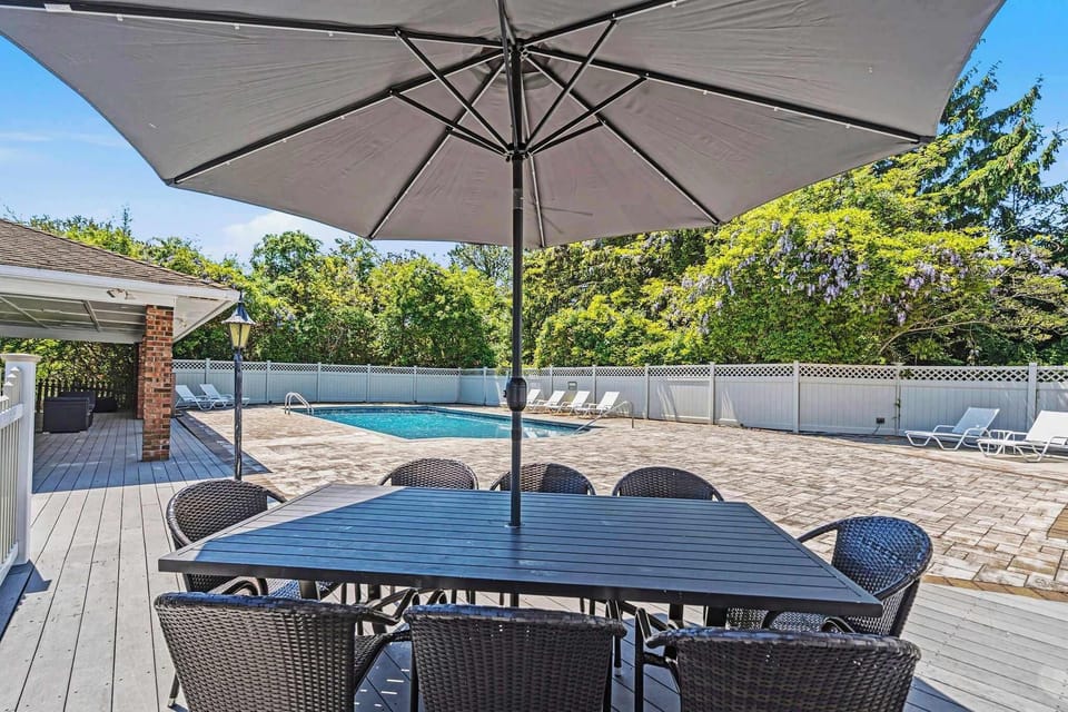 Outdoor dining for 8 on the deck