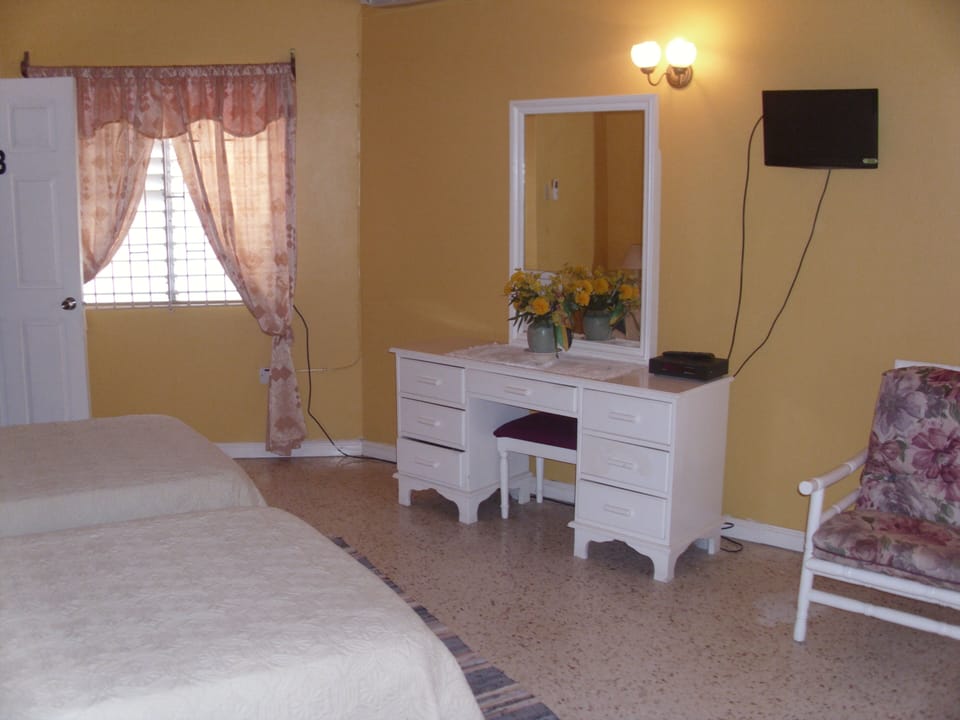 2 single beds can be converted to king size