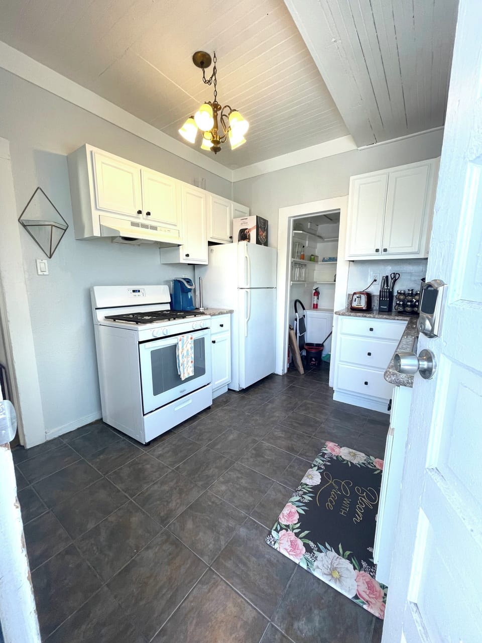 Full Kitchen with all needed for full meals
