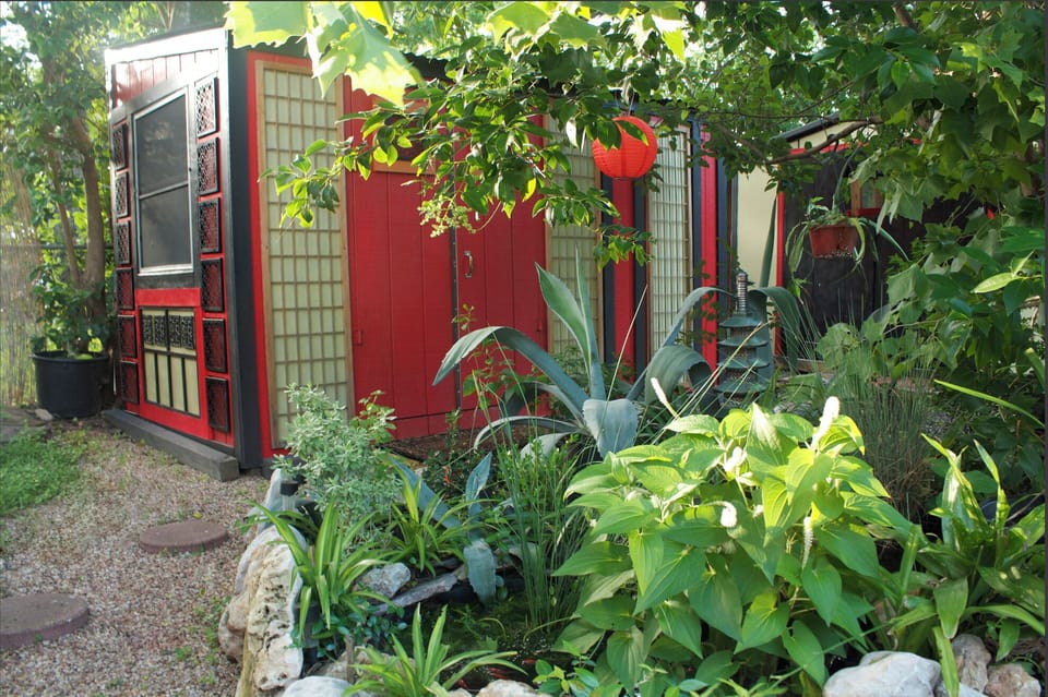 Rm#5.Outside 'Tea-House, 8x12, small, cozy,wifi,tv/netflix,queen , magical!