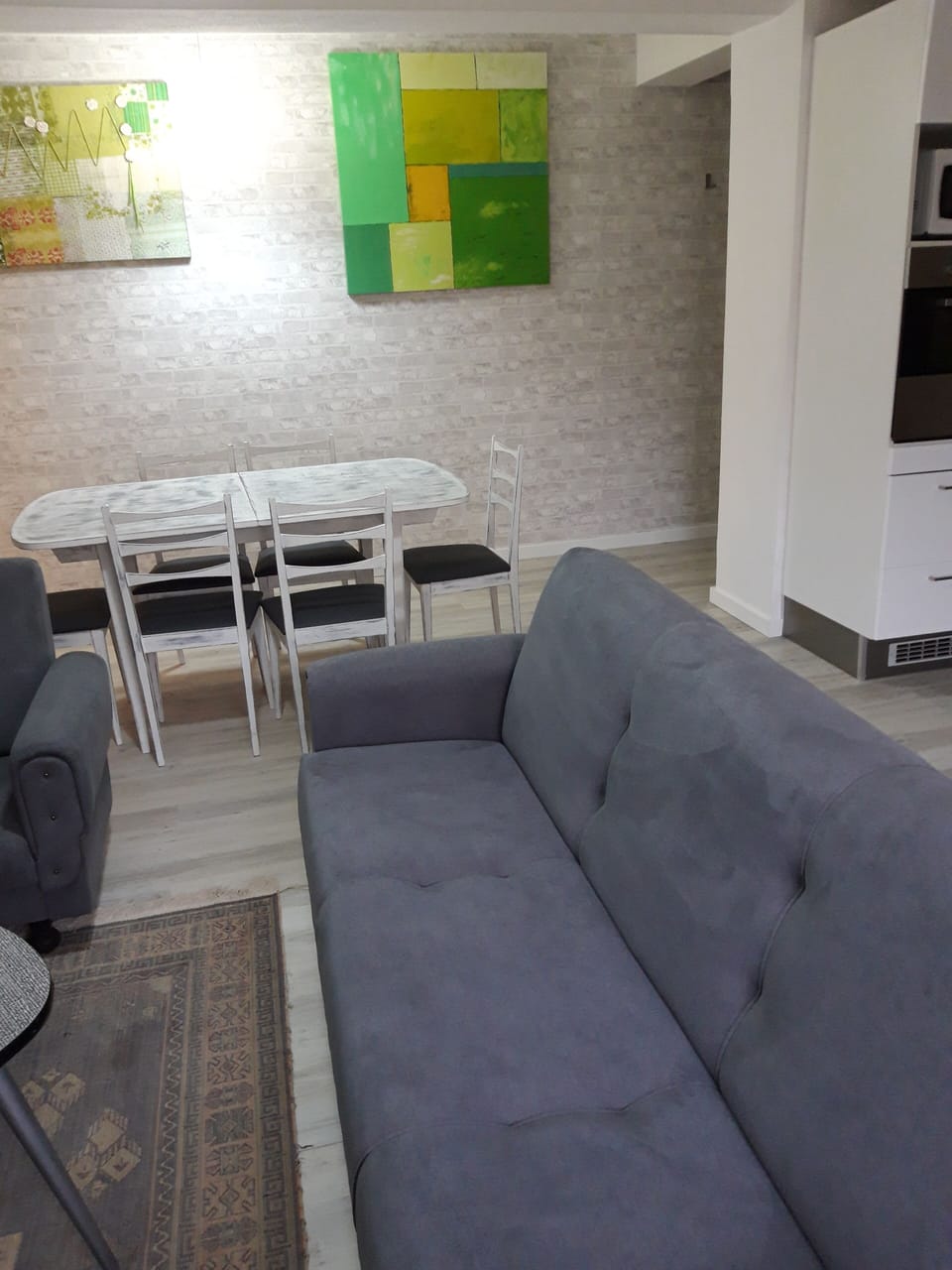 Sala e cozinha com kichenet.