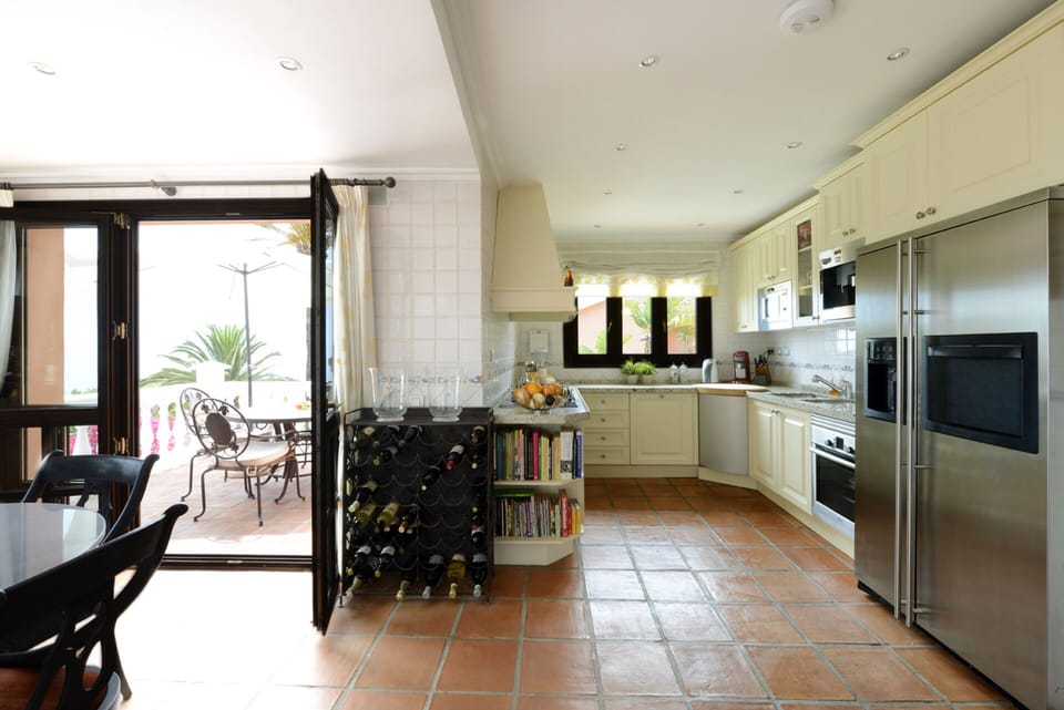 Kitchen complete with big american fridge, microwave, oven and gas cooker.