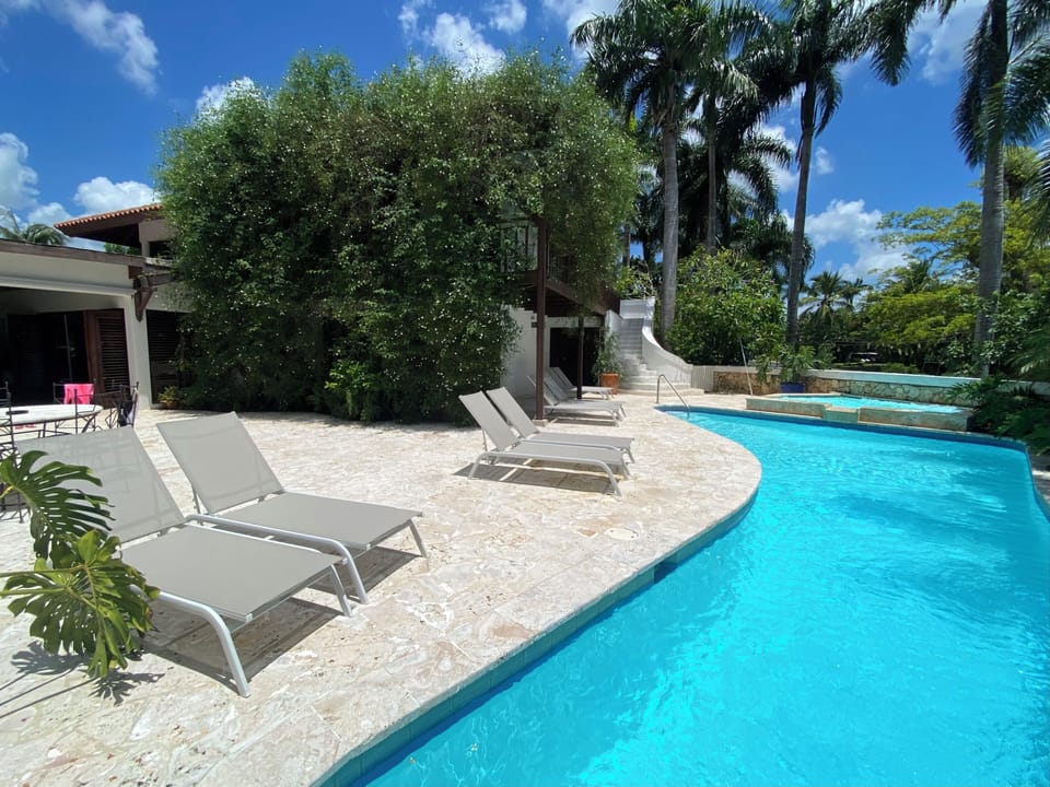 Pool area - New chaise longue set Sept 2023