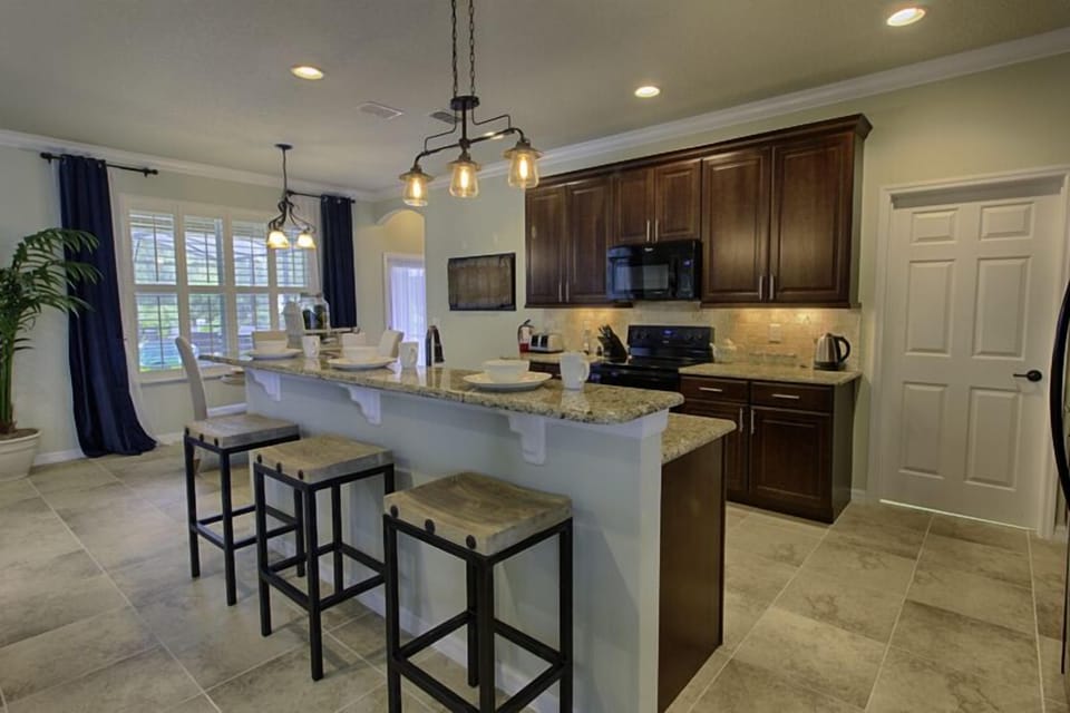 Kitchen/Breakfast Bar