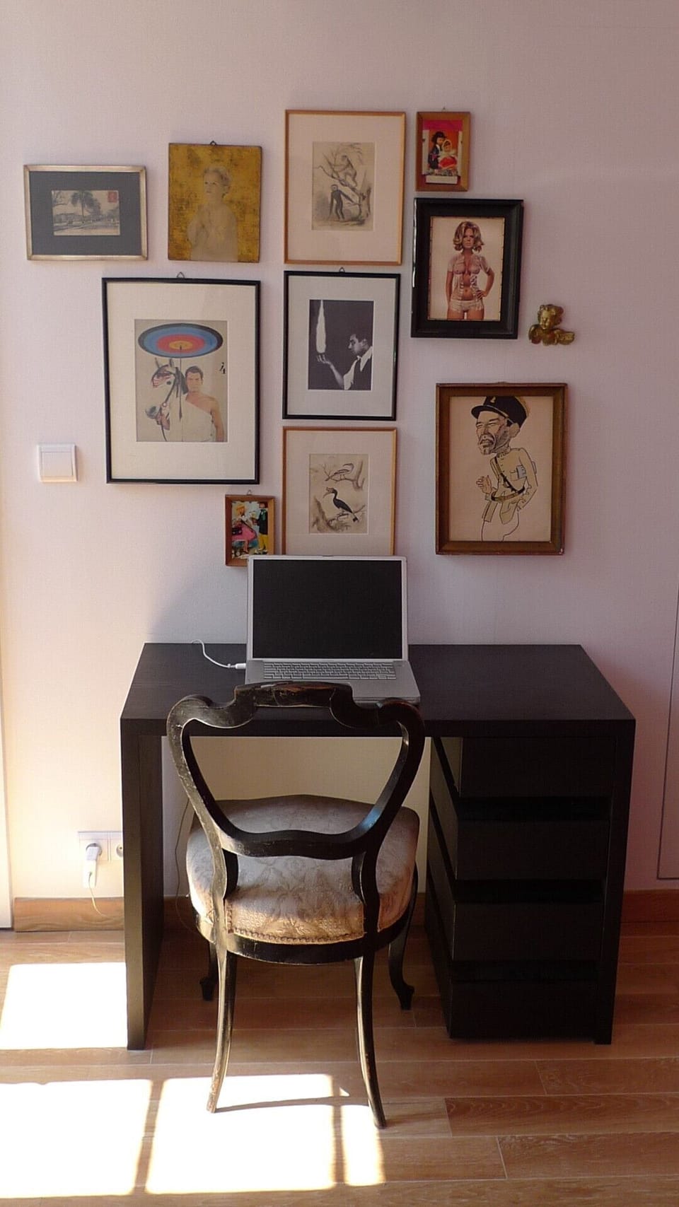 Working desk with wifi connection